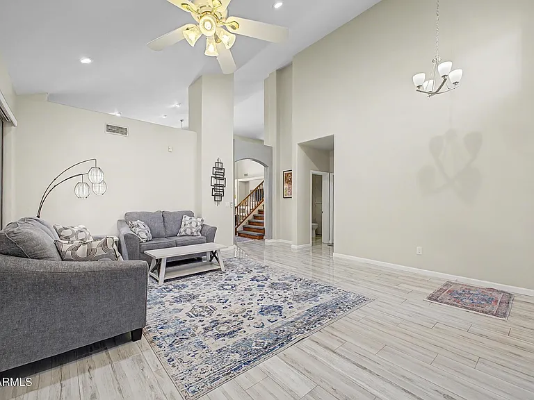1015 E Irma Ln — Photo 5