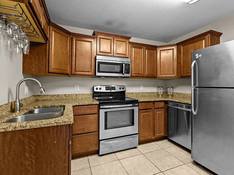 1221 Clydesdale Ln — Photo 4