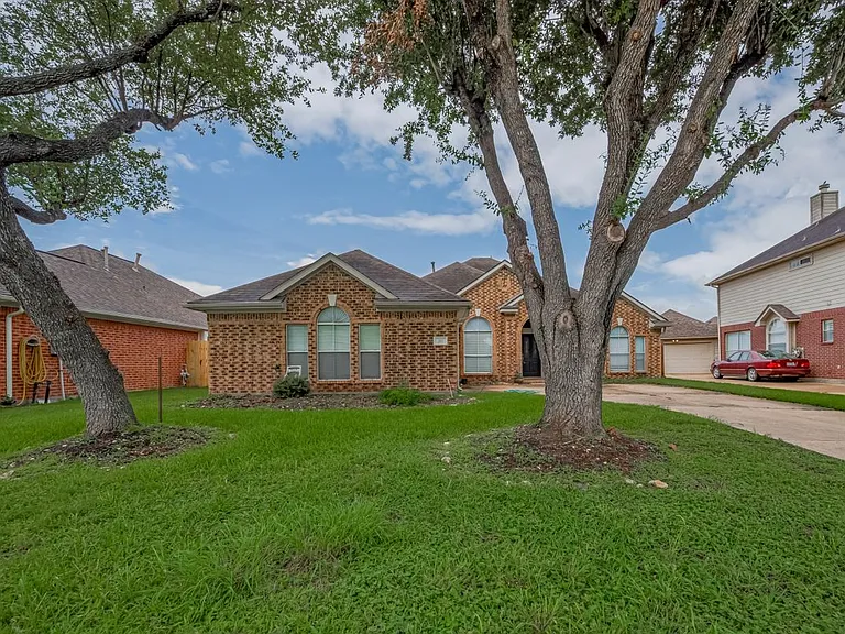 311 N Esplanade Ln — Photo 3