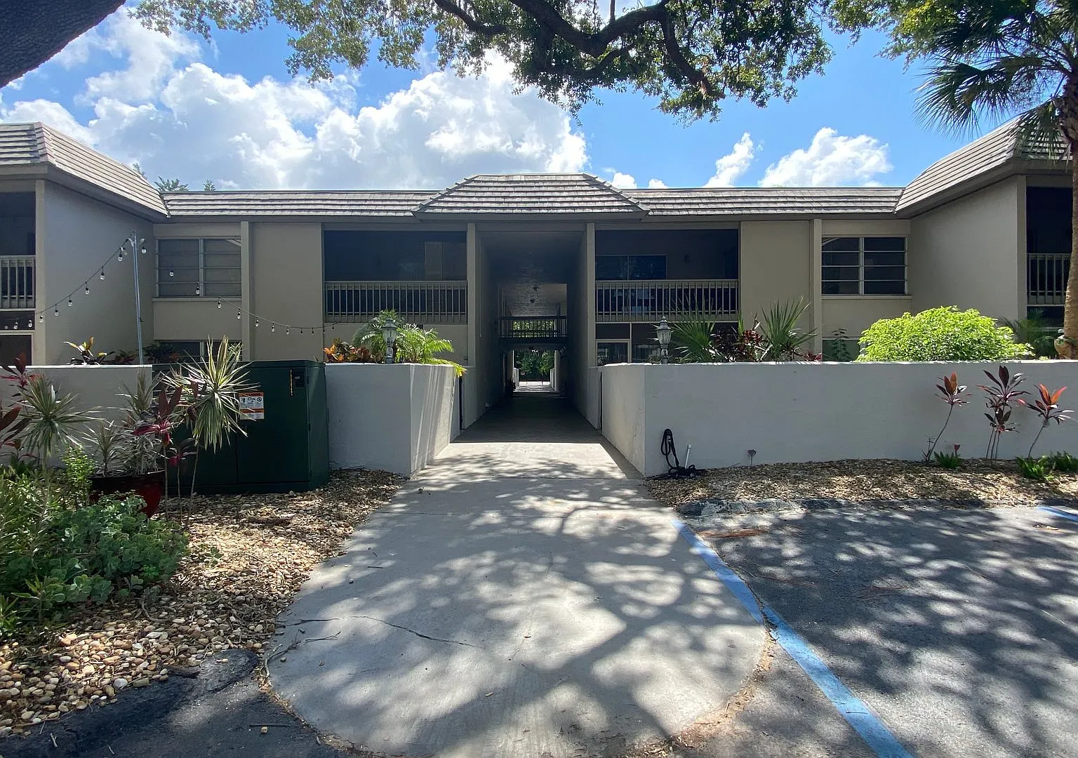 Charming 2/2 Seasonal Rental in Sarasota Minutes from the Beach! Private Courtyard Included!! — Photo 4