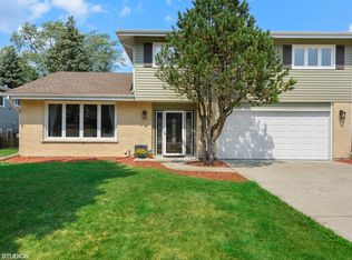 1910 E Camp McDonald Rd, Mount Prospect, IL 60056