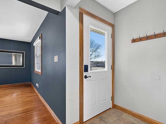 5th image of 380 Dartmoor Dr