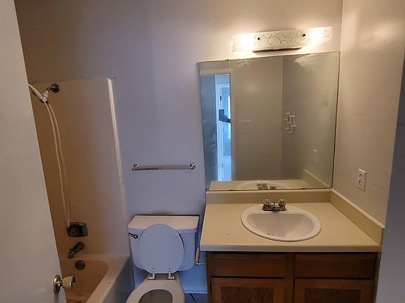 3rd image of 1701 Cedarhill Dr APT C