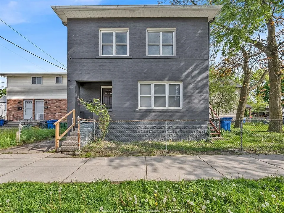 669 Park St W