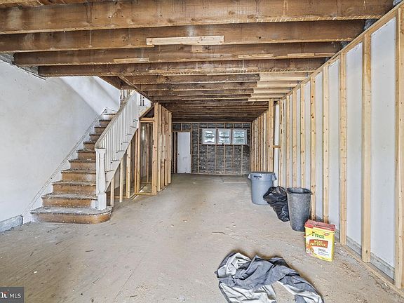 5th image of 298 E Queen Ln