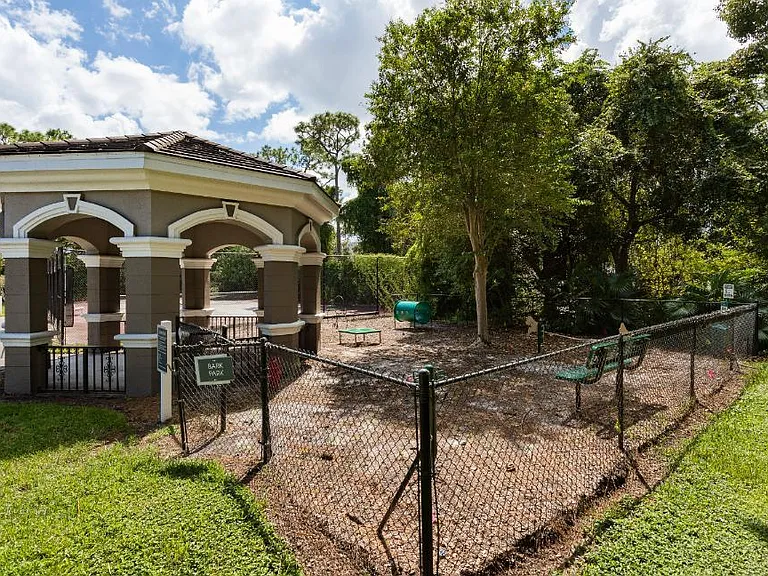 The Grand Reserve at Park Isle Apartments — Photo 46