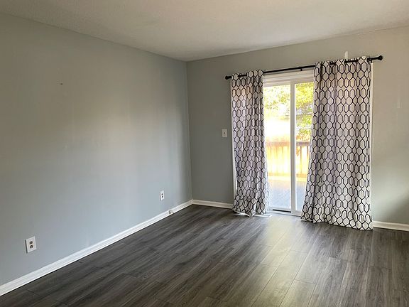3rd image of 110 Scott Cir