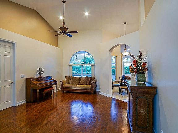5th image of 107 Sugarwood Cres