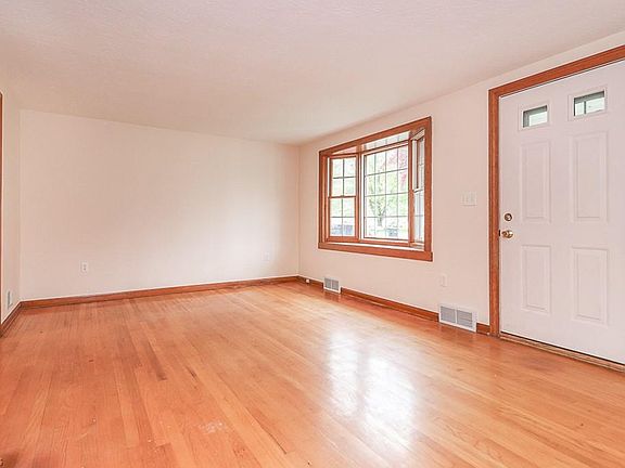 4th image of 128 Antonette St