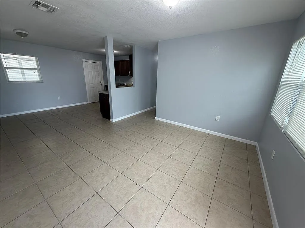 3 bed, 1.0 bath, 864 sqft, $1,275 — Photo 2