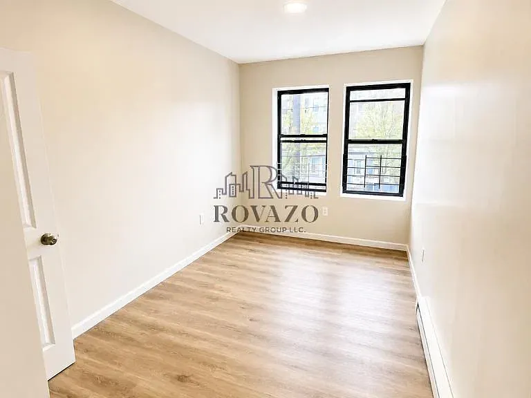4 bed, 1.0 bath, 950 sqft, $2,500 — Photo 3