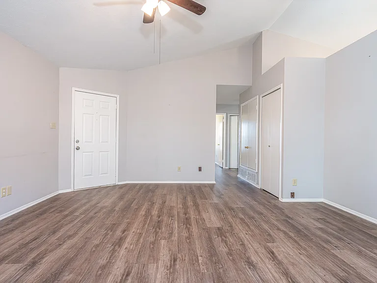 2911 Forest Creek Dr — Photo 3