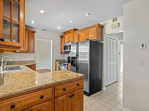 4th image of 931 NW 9th Ct