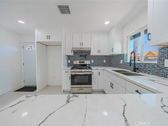 5th image of 957 Center St