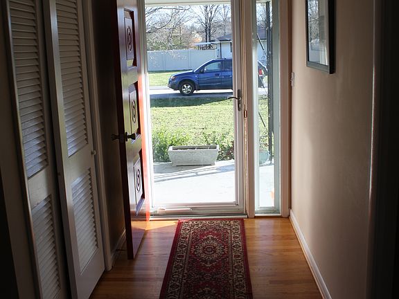 3rd image of 118 Karen Dr