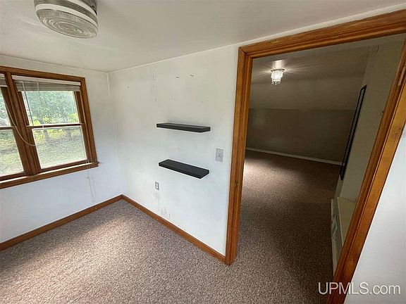 4th image of 325 W Park St