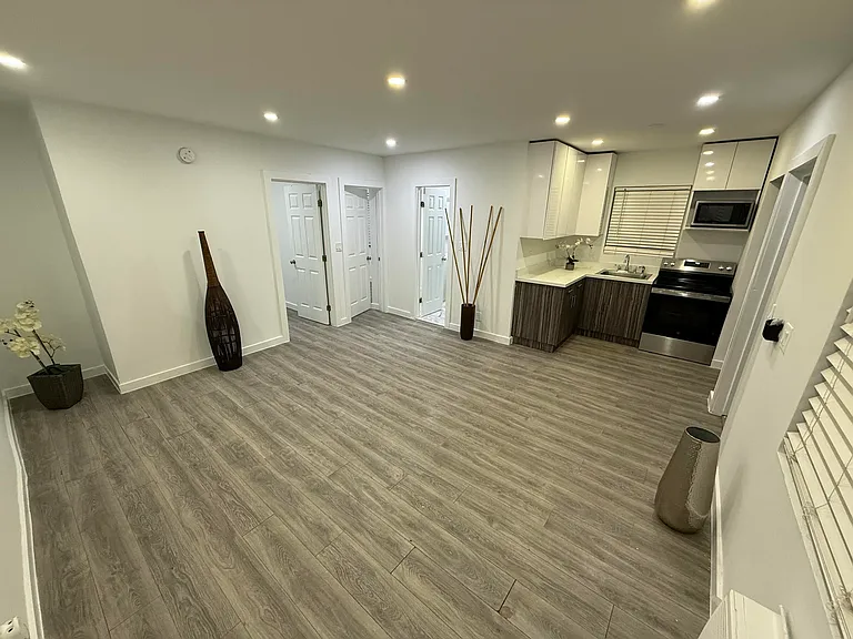 906 N Riverside Dr #1-9 — Photo 1