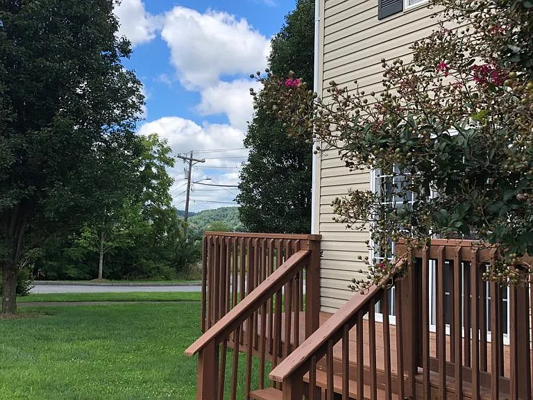 617 Hazel St — Photo 2