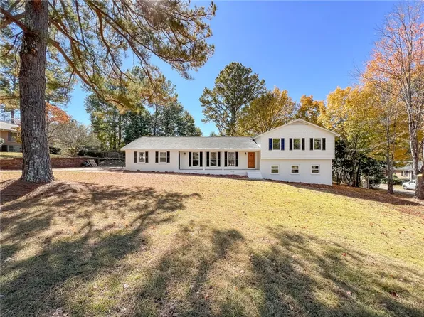 1803 N 2nd Ct, Lanett, AL 36863