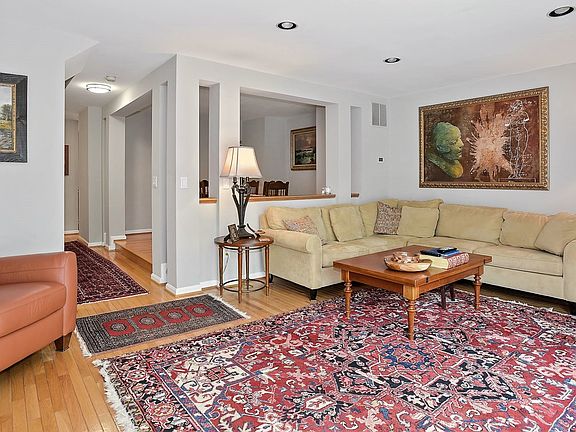Living Room (2nd View)