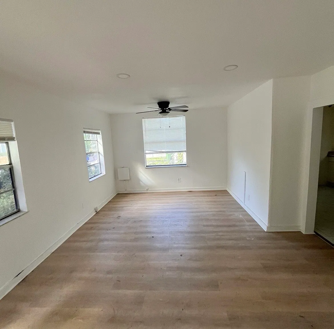 3 bed, 1032 sqft, $2,499 — Photo 3