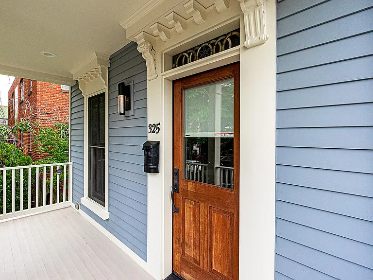 325 D St SE — Photo 3
