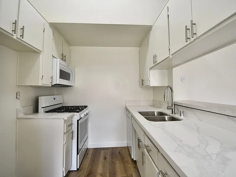 21018 Gresham St — Photo 6
