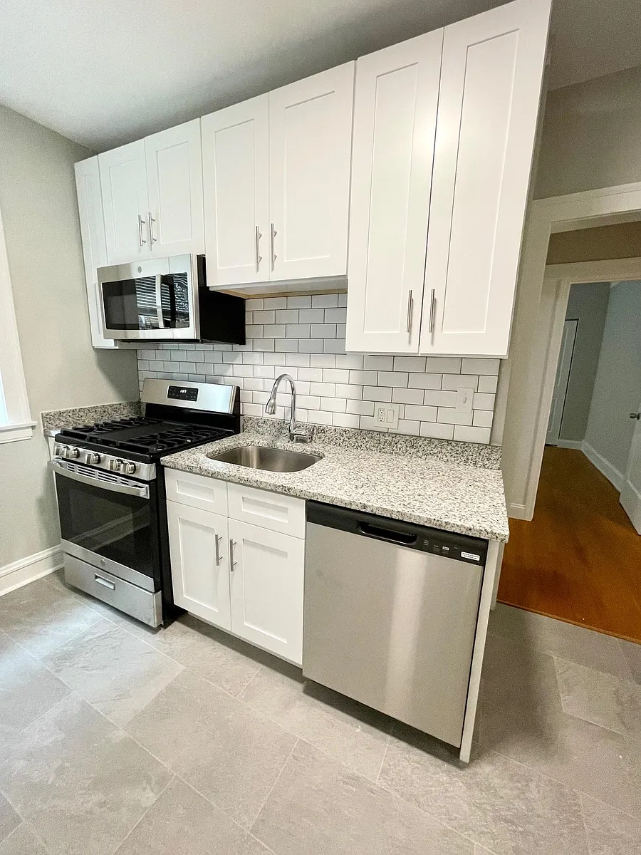 Building Photo - 7013 N Ridge Blvd #1