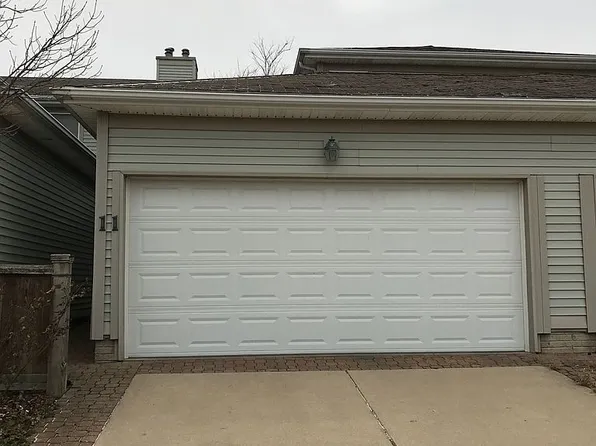 11 Yotzonot Dr, Bloomington, IL 61704