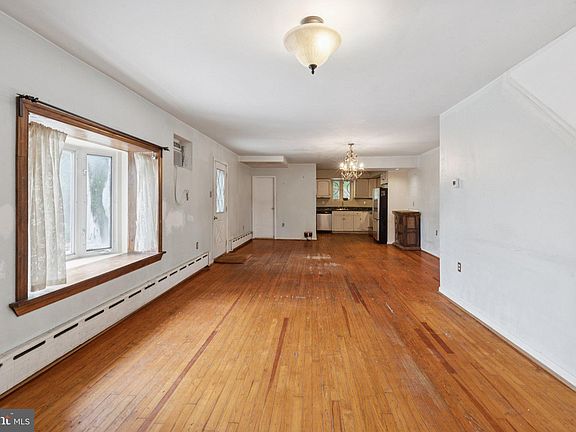 3rd image of 220 Jefferson St