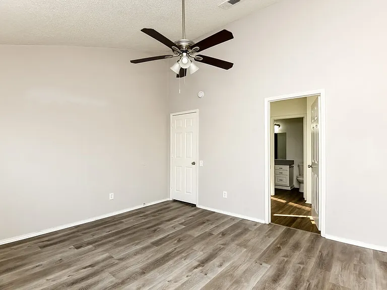 2500 Creekwood Ln — Photo 11