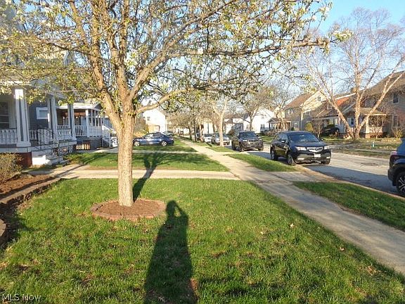 3rd image of 17451 Woodford Ave