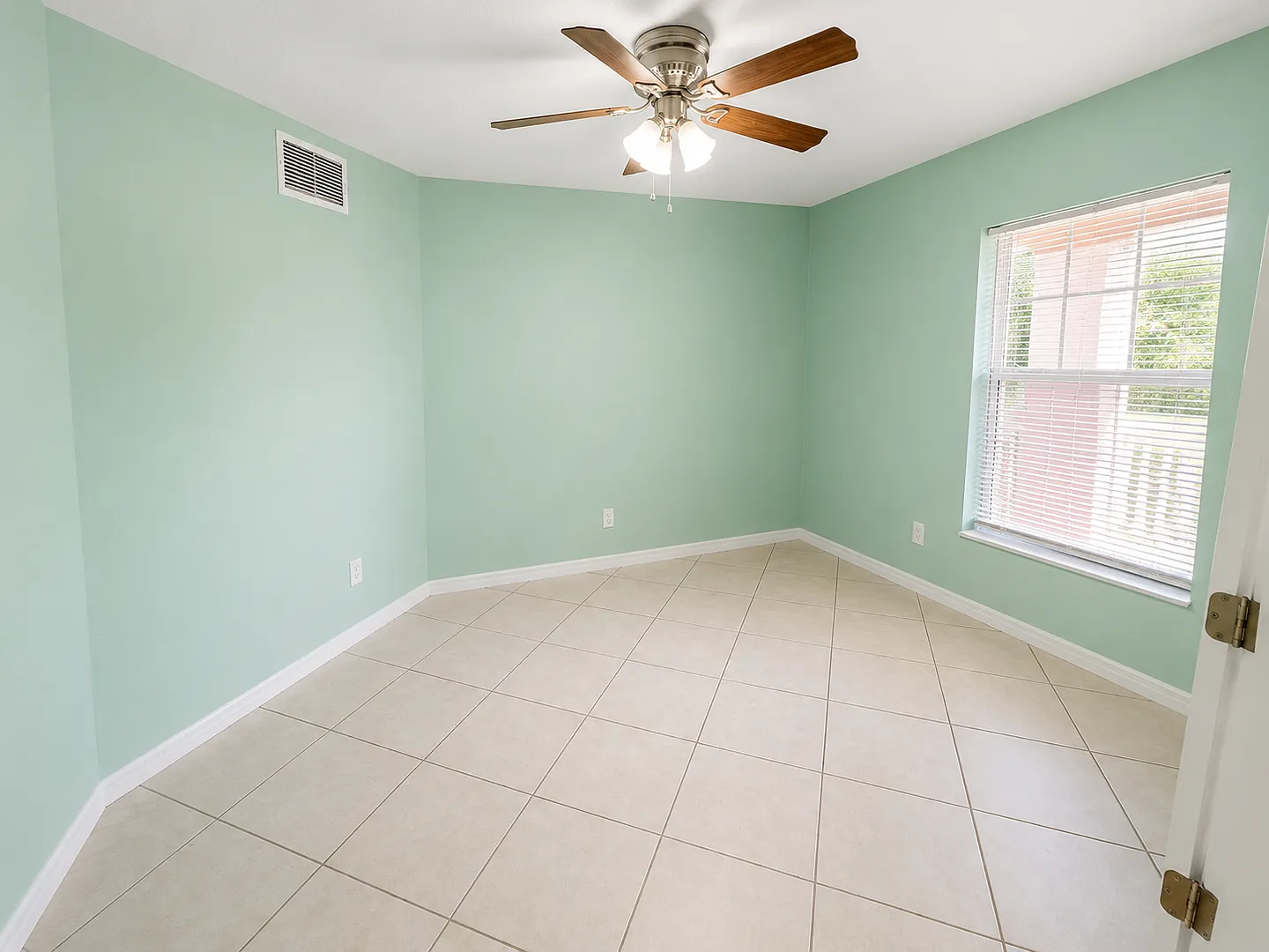 Spacious 3bd / 2 Ba Single Family House Available — Photo 2