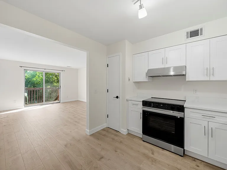 1021 Adworth Dr #J — Photo 6