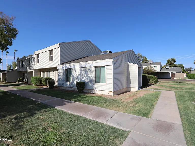 6624 S Palm Dr — Photo 1