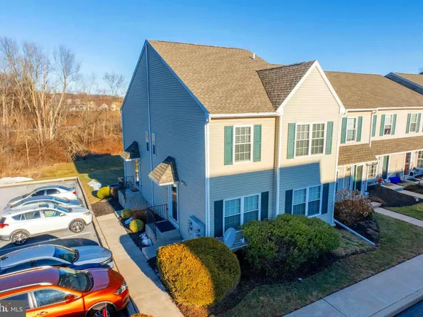 19 Horseshoe Dr, Douglassville, PA 19518