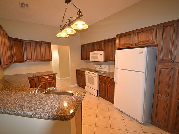 3rd image of 1073 Fairfax Cir W