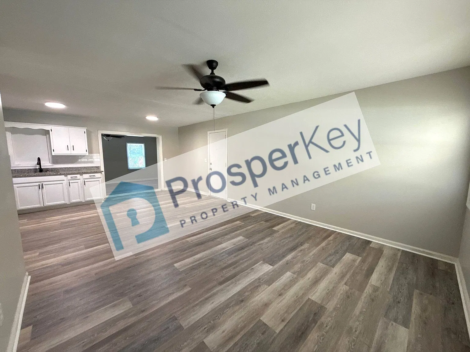 710 Greenbrier Dr — Photo 3