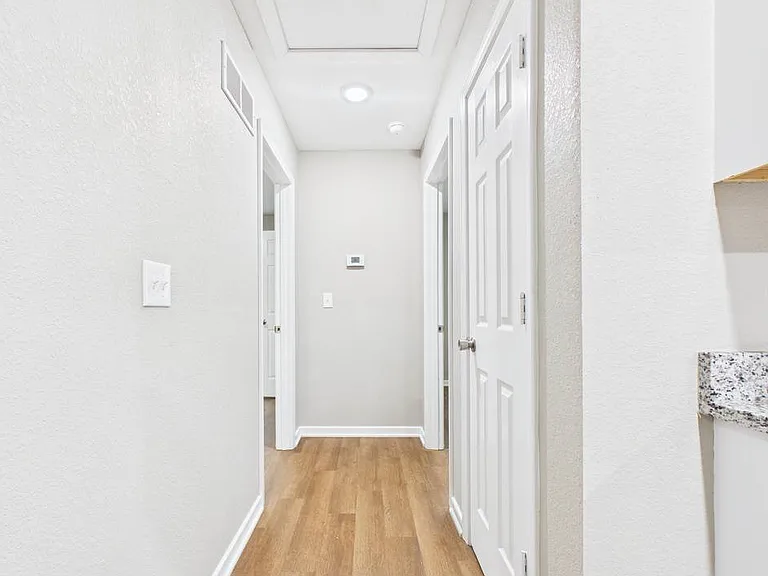 306 W Market St #B — Photo 8