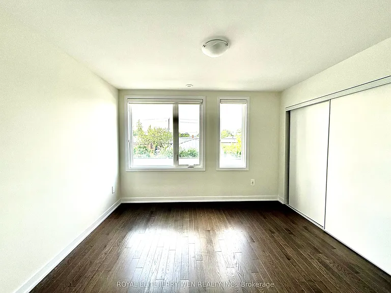 46 Green Gardens Blvd — Photo 16