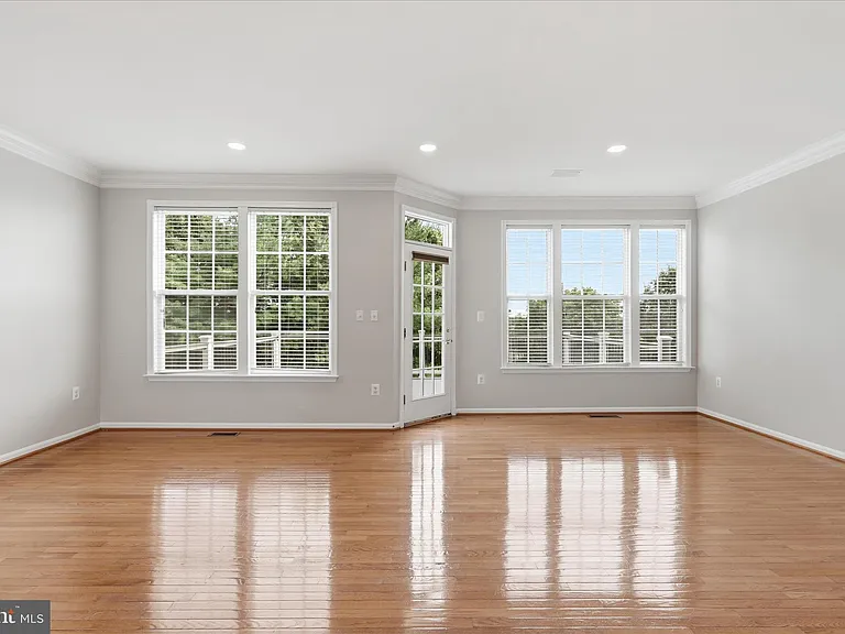 812 Sydney Ter NE — Photo 16