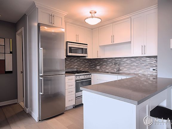 3rd image of 353 E 72nd St APT 25A