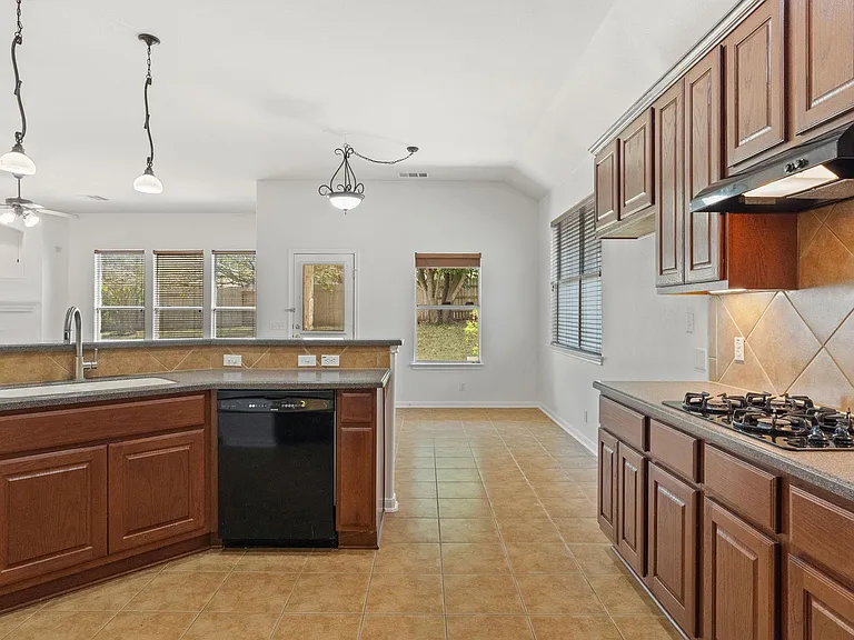 209 Canterbury Dr — Photo 11