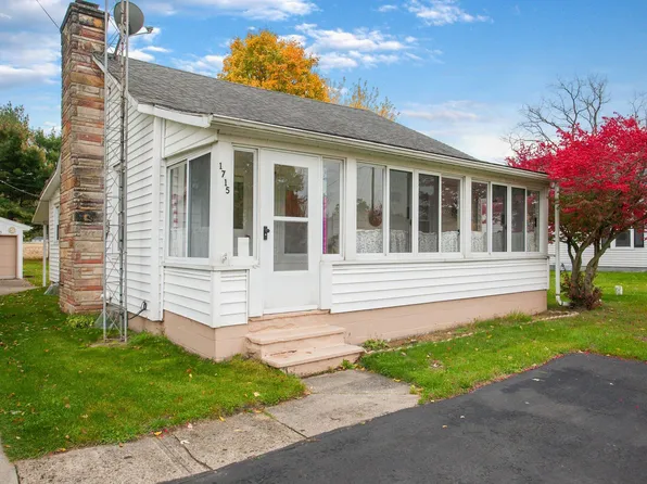 1715 Bakertown Rd, Buchanan, MI 49107