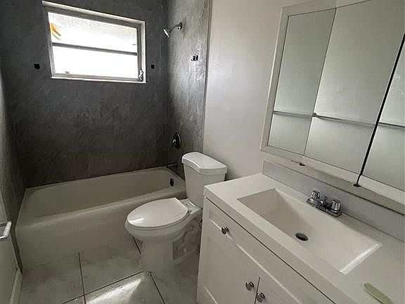 3rd image of 3890 Woodside Dr #Dc