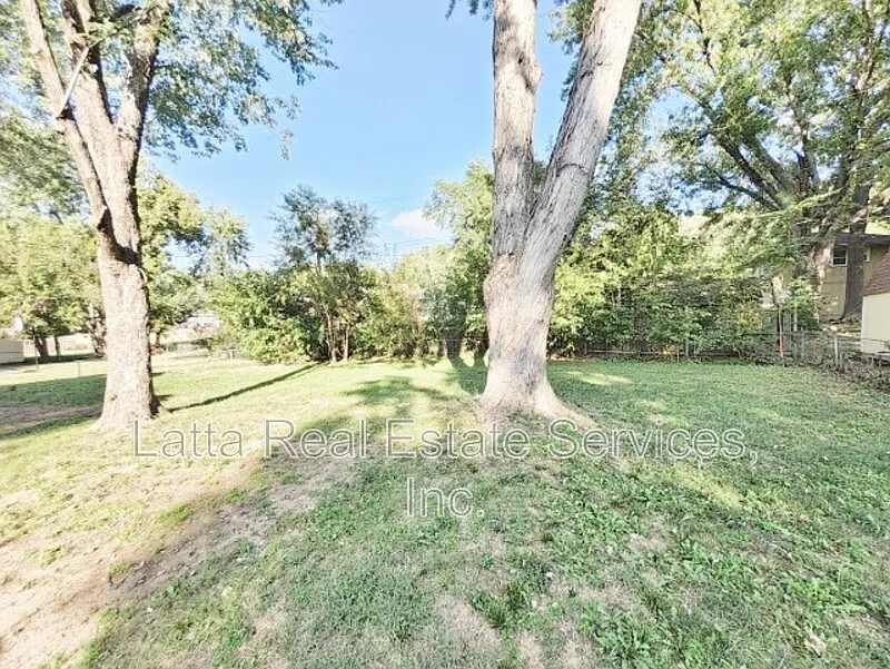 3 bed, 2.0 bath, 2052 sqft, $1,950 — Photo 3