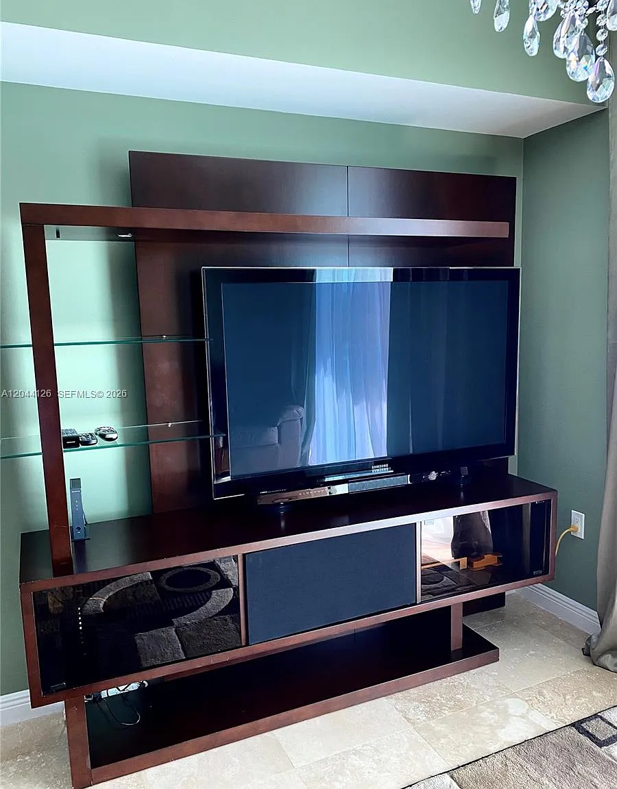 Duo Condominium West — Photo 4