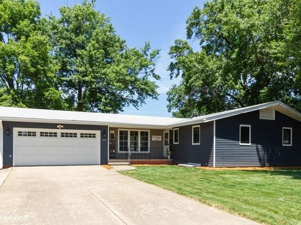 412 Elm St Pella Ia 50219 Zillow