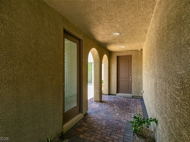 1027 Whitworth Ave — Photo 3