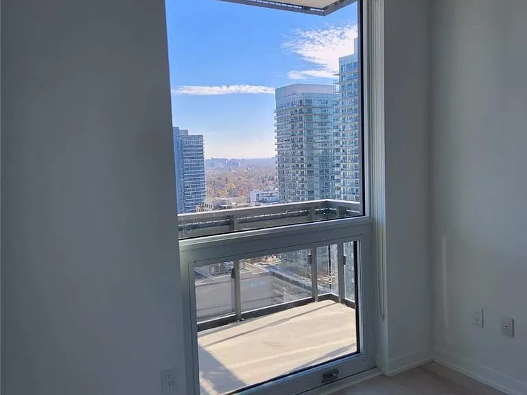 39 Roehampton Ave #2402 — Photo 4
